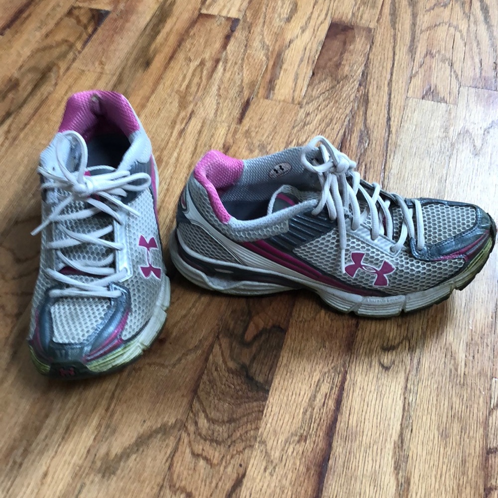 Tennis shoes